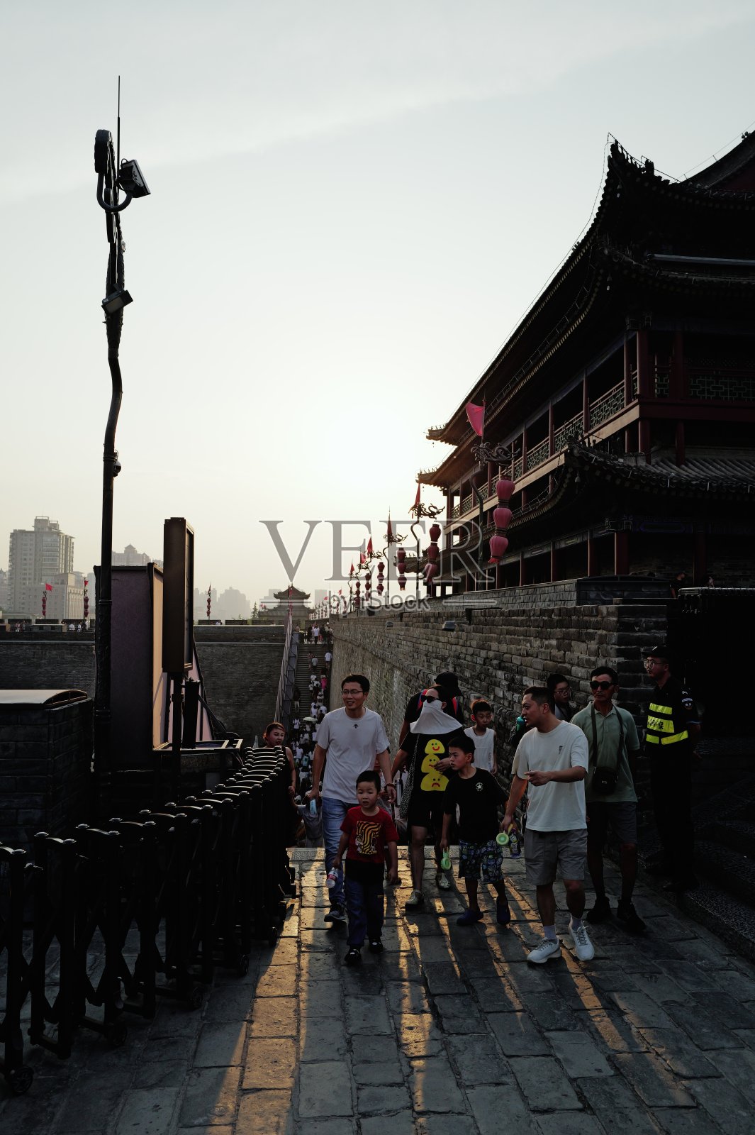 游客在西安永宁门城墙上照片摄影图片