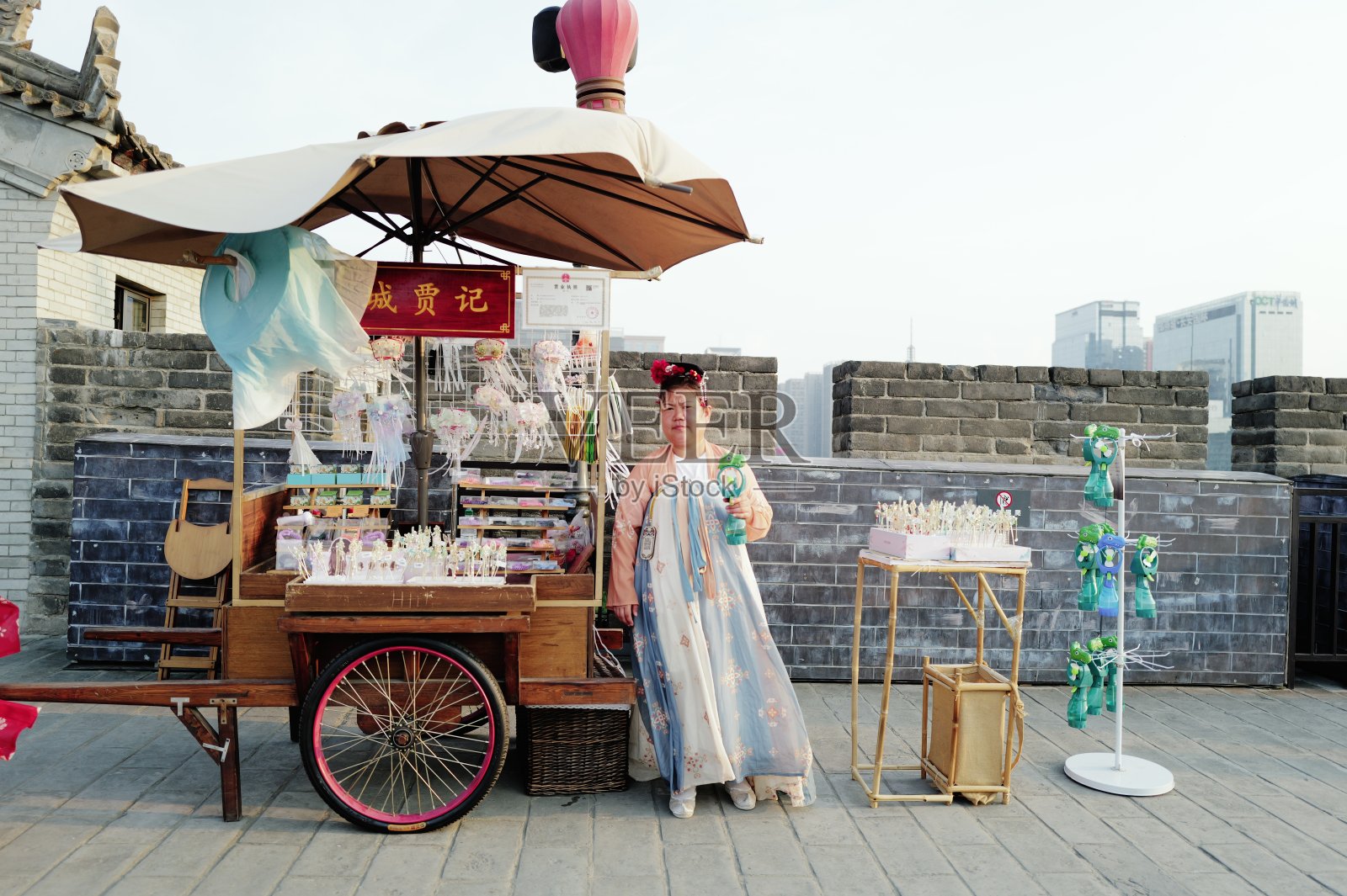 游客在西安永宁门城墙上照片摄影图片