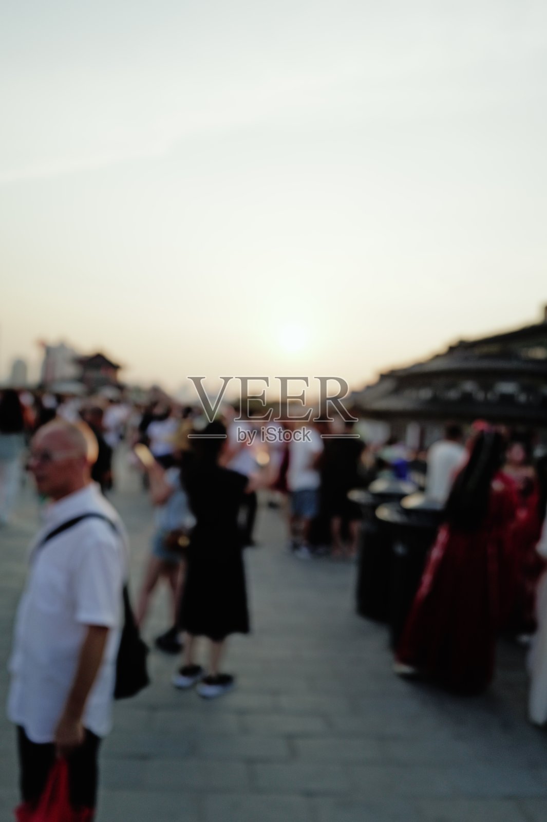 游客在西安永宁门城墙上照片摄影图片