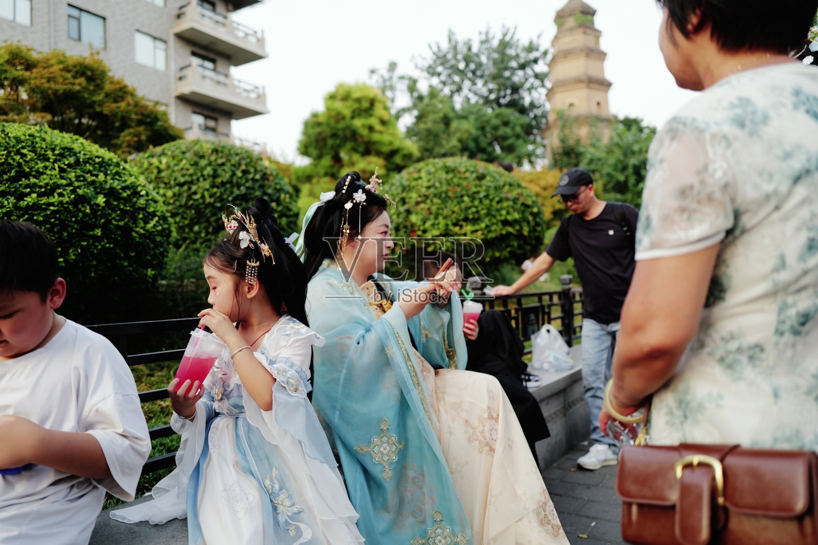 游客在西安永宁门城墙上照片摄影图片