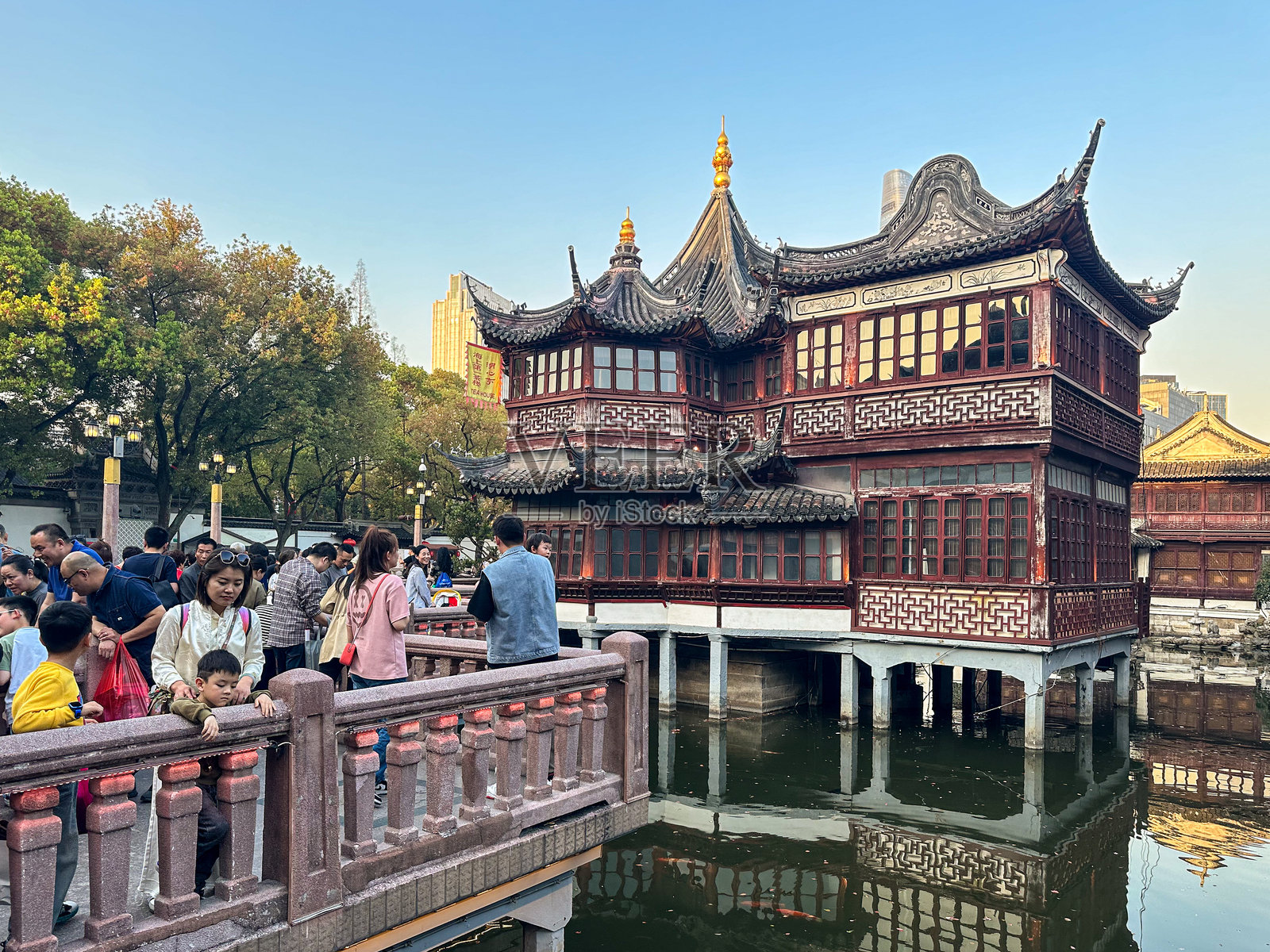 历史悠久的中国传统风格的虎心亭茶馆和豫园的九曲桥照片摄影图片