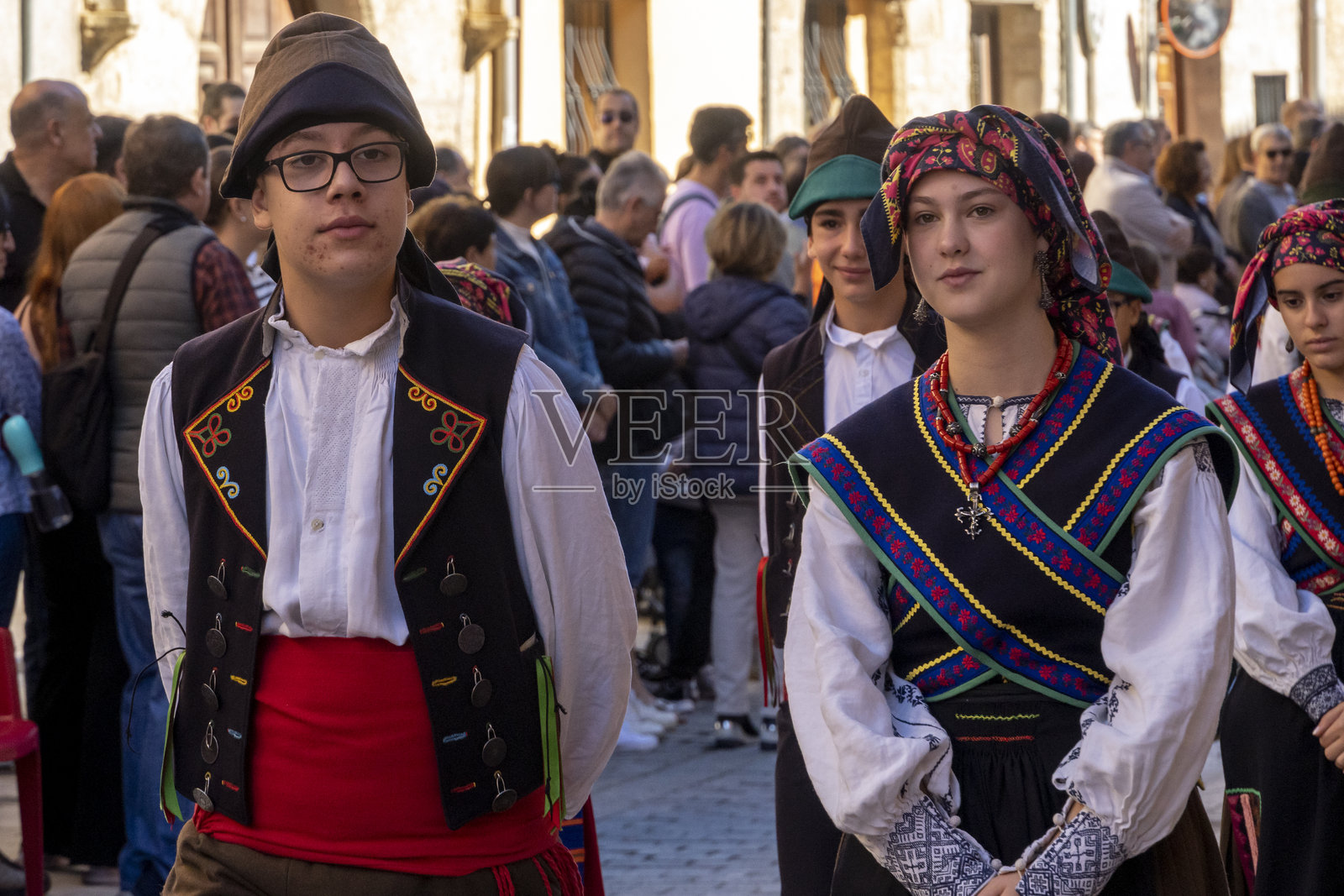 一群年轻人在西班牙萨莫拉市的街道上吃喝照片摄影图片