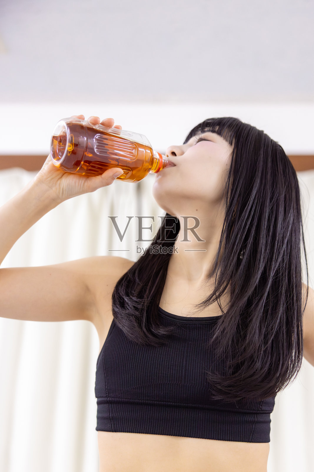 舞蹈室内的女舞者在休息时喝水 - 低角度视图照片摄影图片