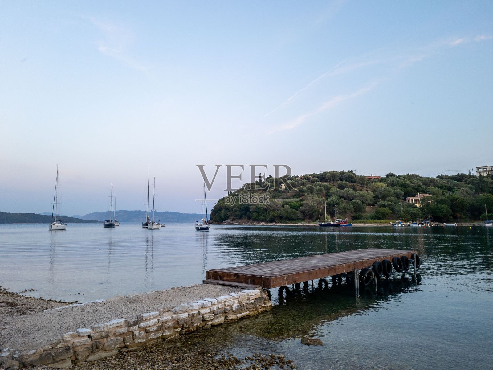 宁静的海湾与帆船和码头照片摄影图片