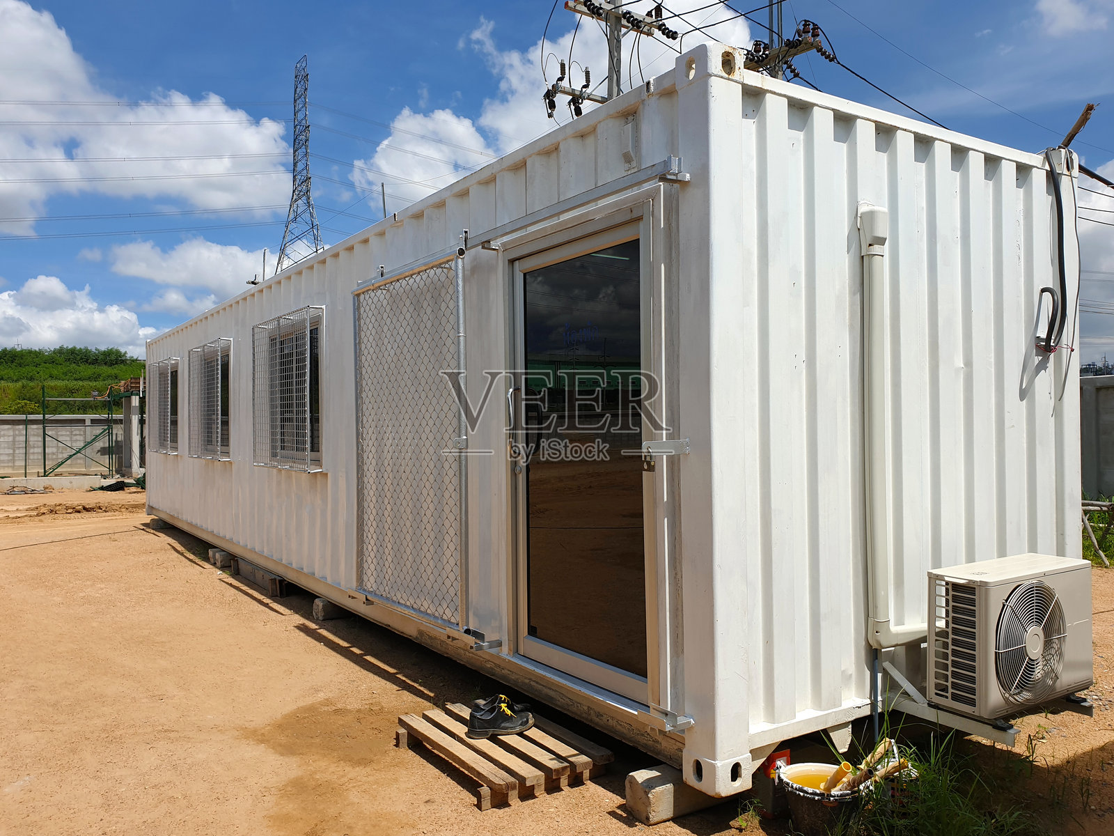 移动办公楼或建筑工地的集装箱现场办公室。照片摄影图片