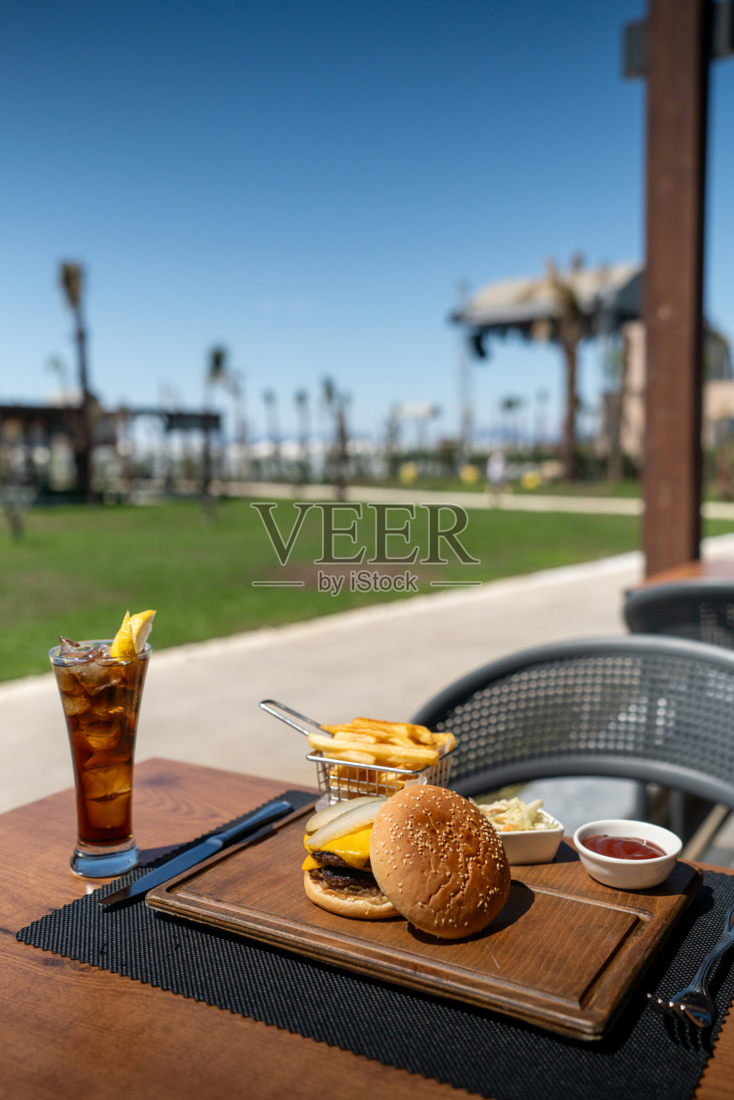迷人的午餐桌与柔和的灯光照片摄影图片