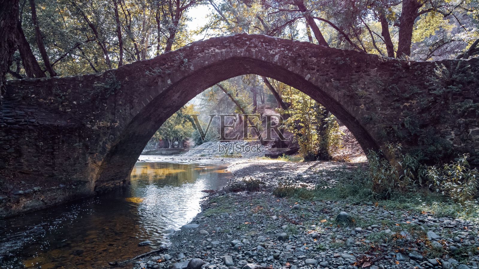 宁静河流上的石桥照片摄影图片