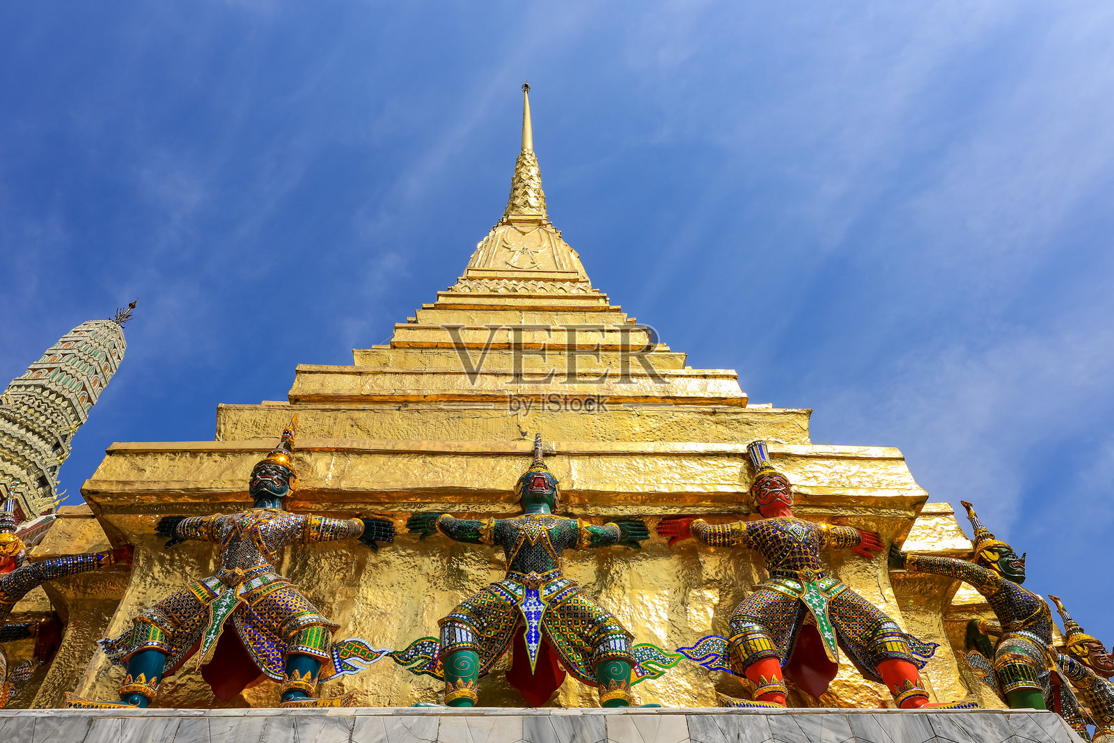 巨人抬着大乘佛塔基座，位于泰国曼谷的玉佛寺。这是曼谷的主要旅游景点之一。照片摄影图片