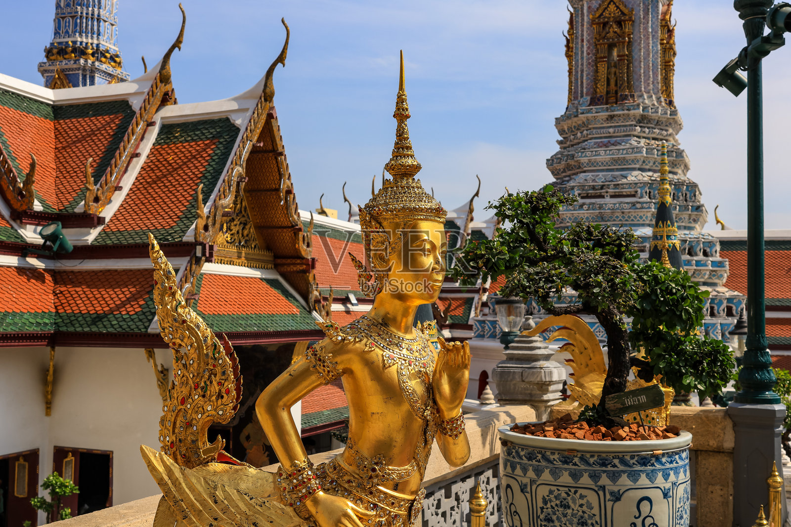 曼谷，泰国的主要旅游景点，广角拍摄的金翅鸟在玉佛寺。照片摄影图片