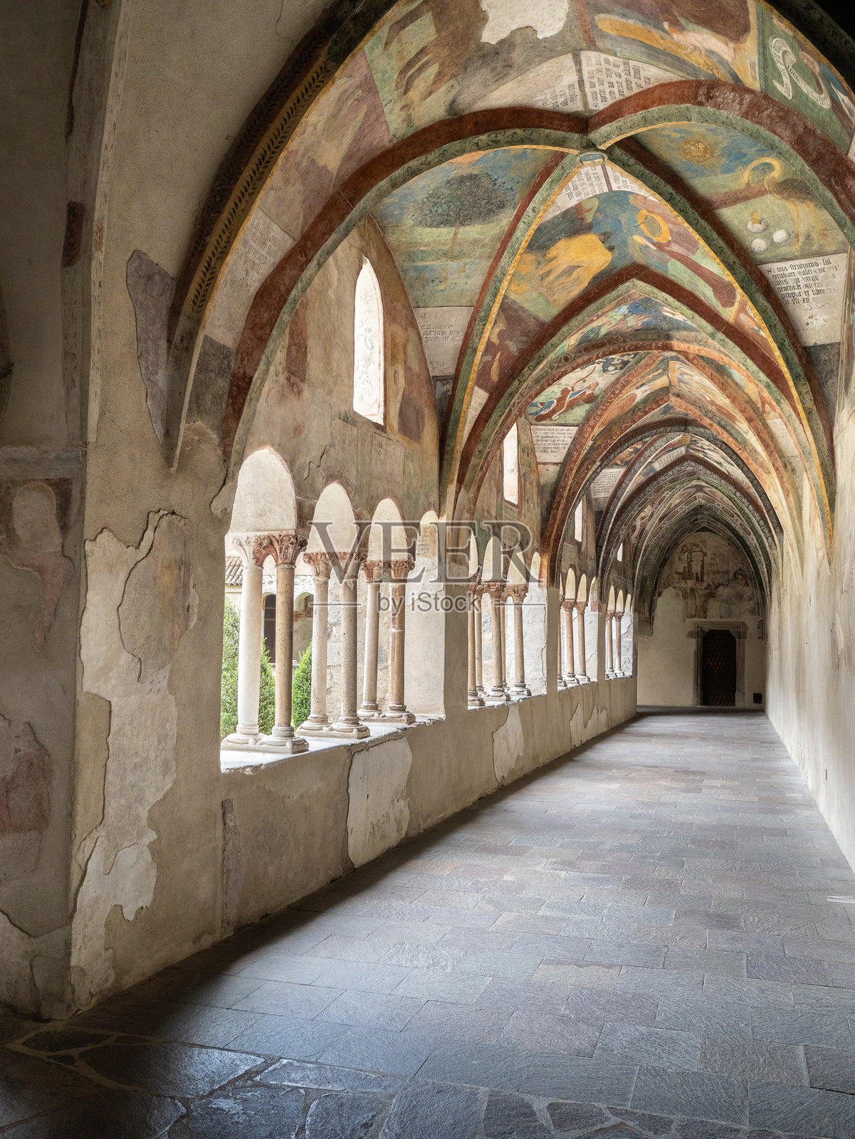历史悠久的哥特式回廊，拥有精美的壁画、石拱和彩绘天花板，意大利布雷萨诺内照片摄影图片