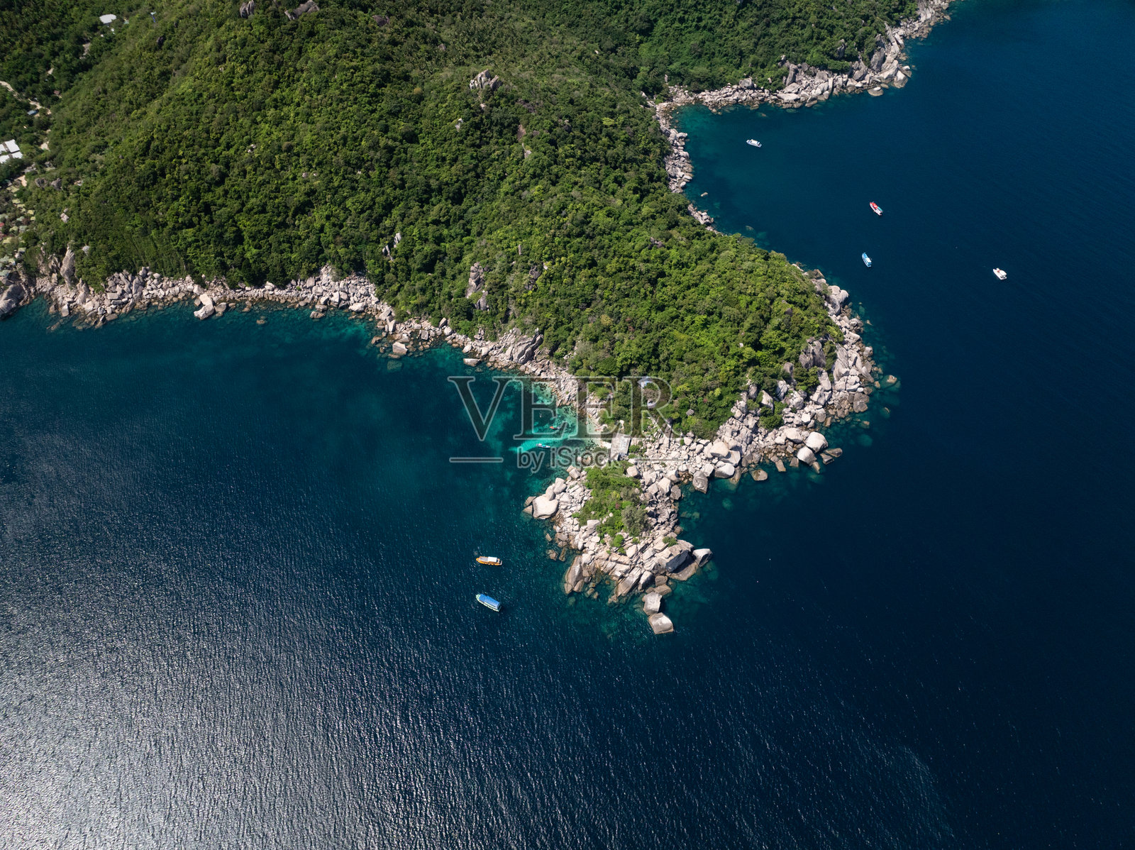 岩石海岸线，郁郁葱葱的绿色山丘和深蓝色的海洋。泰国甲米岛。照片摄影图片