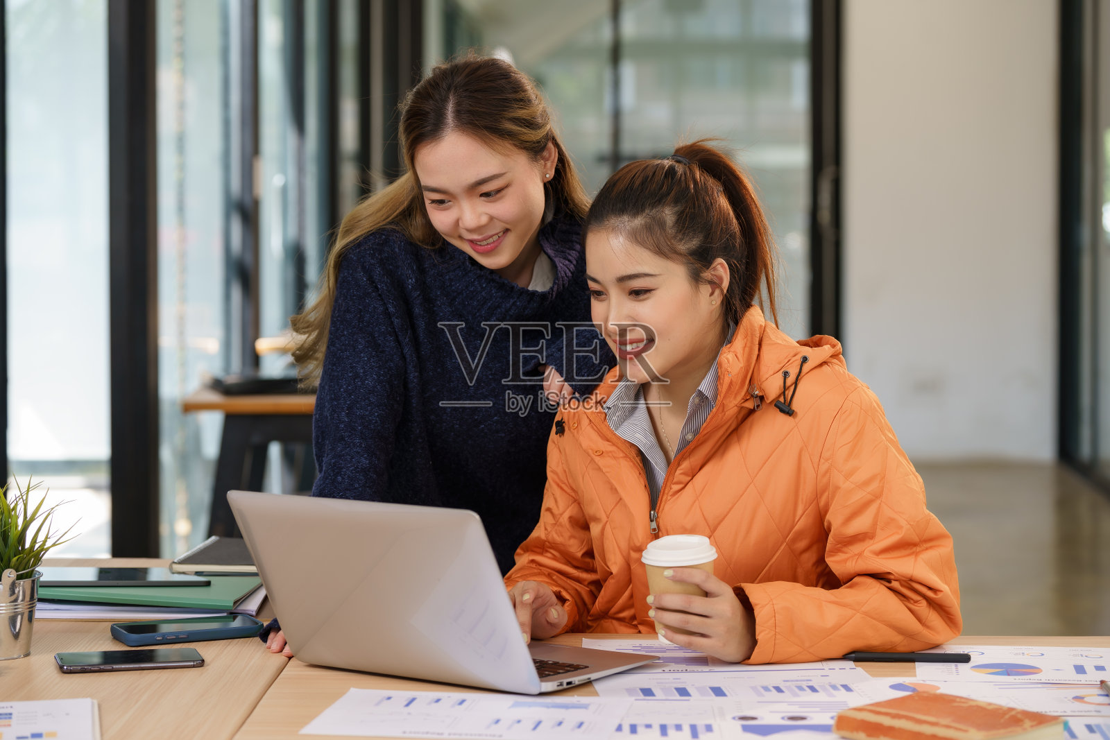 在办公桌上处理商业报告文件需要年轻的商业团队合作。商业人士设计规划的头脑风暴，规划合作伙伴关系的头脑风暴。照片摄影图片