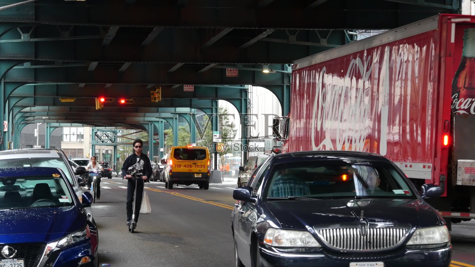可口可乐卡车。高架地铁，纽约市街道。跨越公路的城市桥，皇后区地铁。照片摄影图片