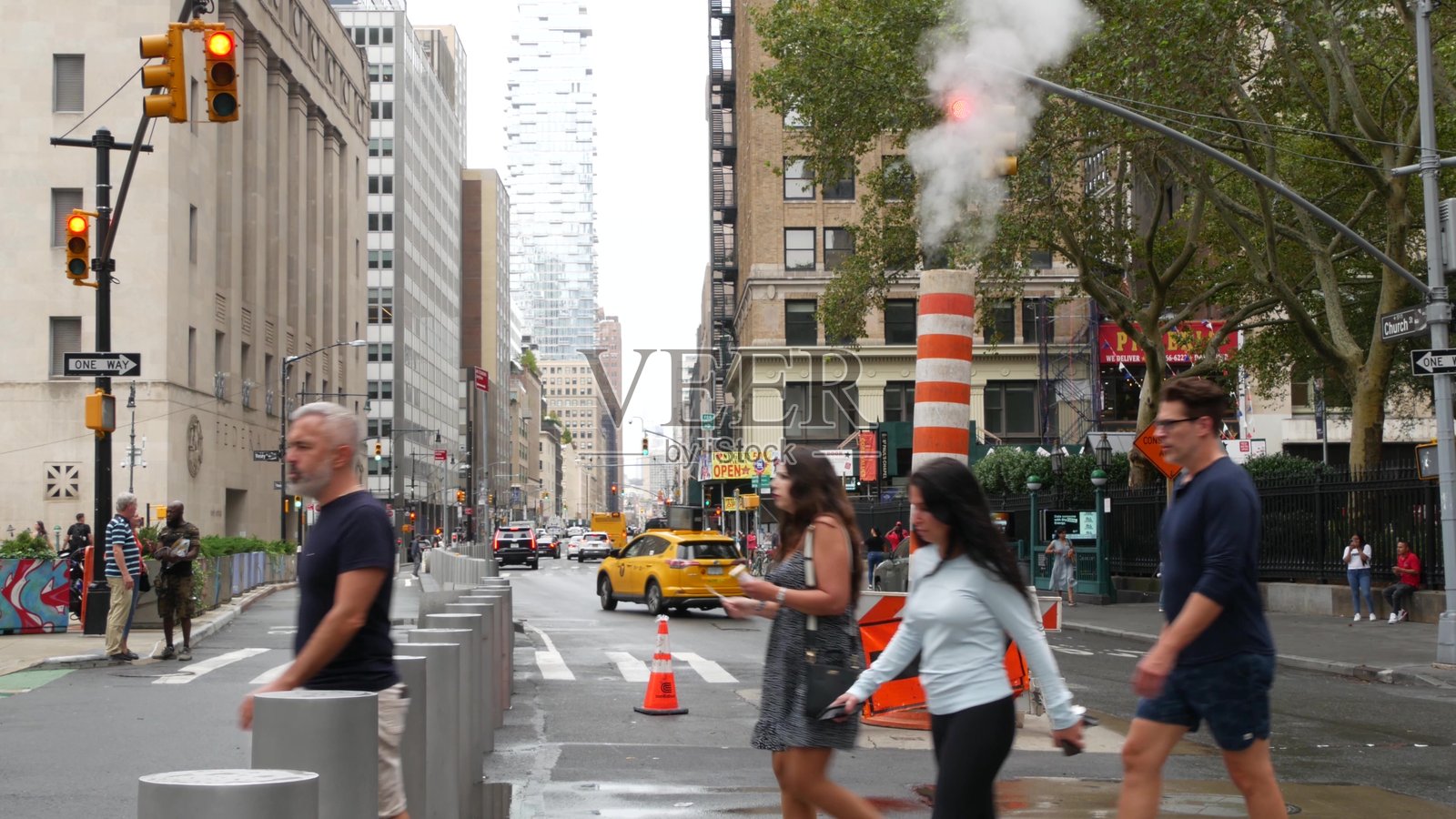 纽约市曼哈顿下城金融区教堂街。黄色出租车，行人，烟囱。照片摄影图片