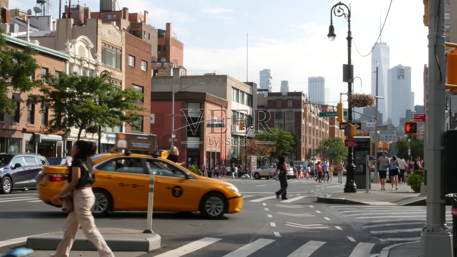 纽约市曼哈顿格林威治村街道交通,6号美洲大道。人们,黄色出租车。照片摄影图片