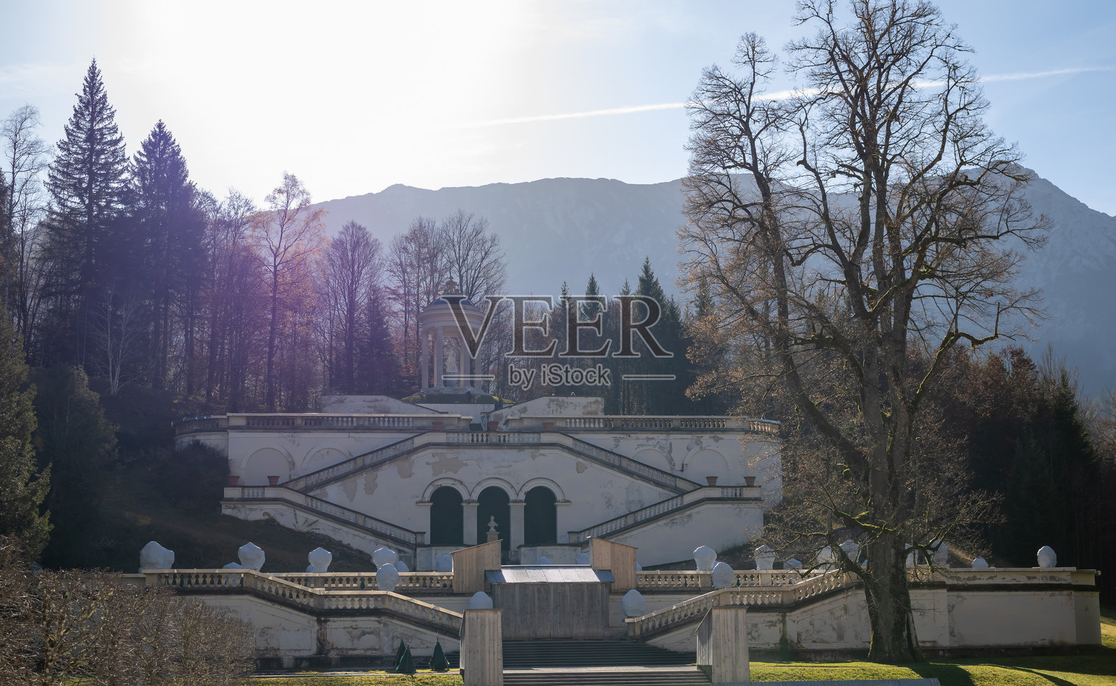 林德霍夫宫是位于德国巴伐利亚西南部的一座城堡。它是路德维希二世建造的三座宫殿中最小的一座。照片摄影图片