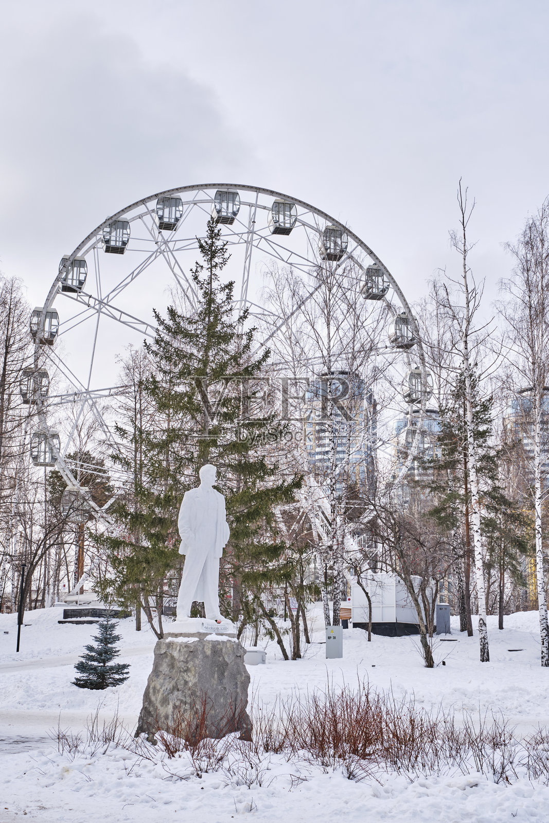 俄罗斯叶卡捷琳堡冬季公园的诗人弗拉基米尔·马雅可夫斯基纪念碑照片摄影图片