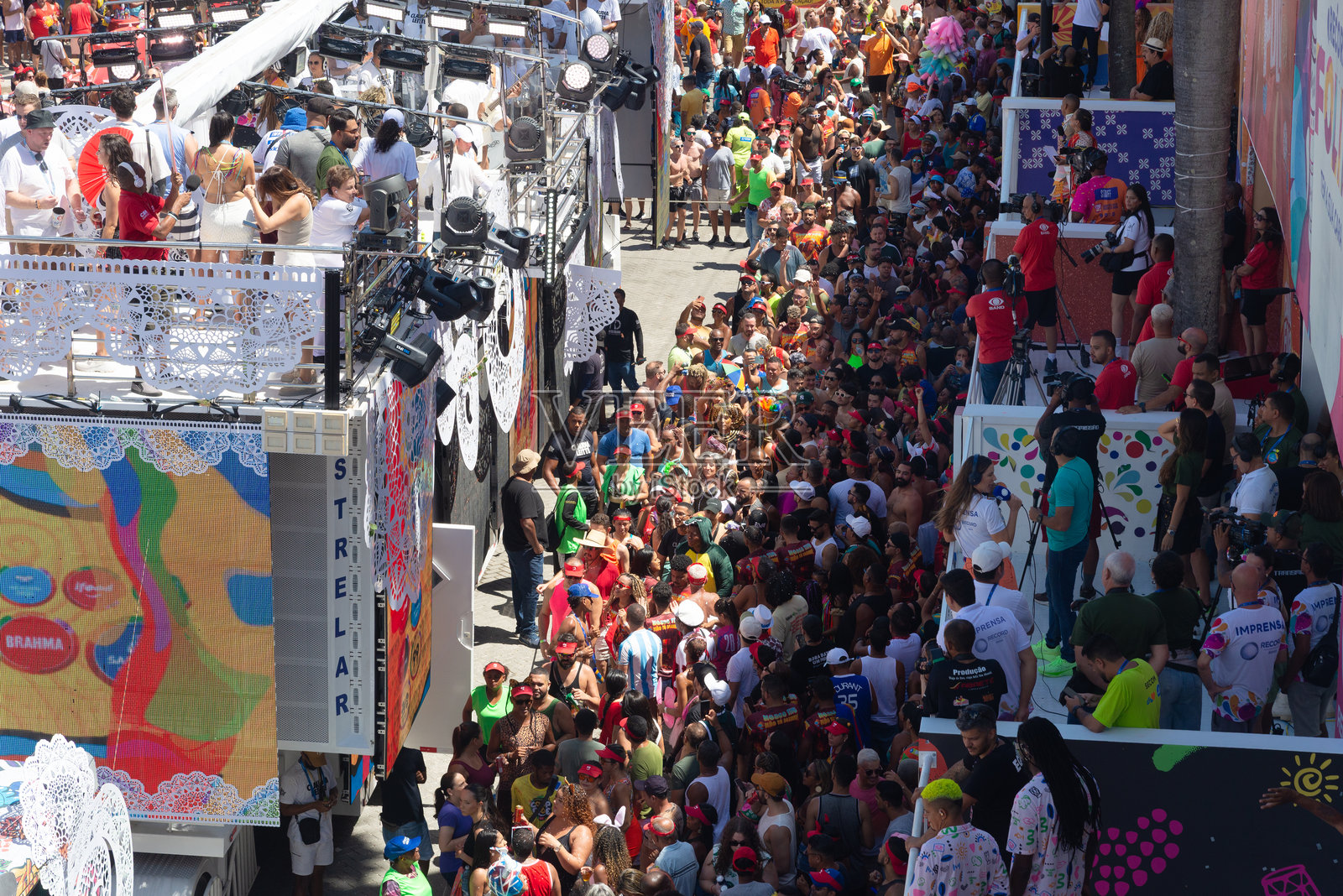 巴西萨尔瓦多市狂欢节期间,人们在电音三重奏旁边玩耍和跳舞。照片摄影图片
