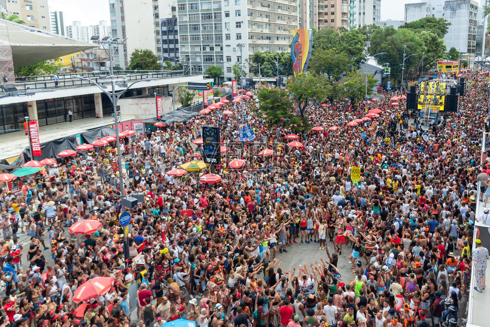 成千上万的人在巴西萨尔瓦多的狂欢节上跟随并与艺术家卡林纽斯·布朗的三重奏一起跳舞。照片摄影图片