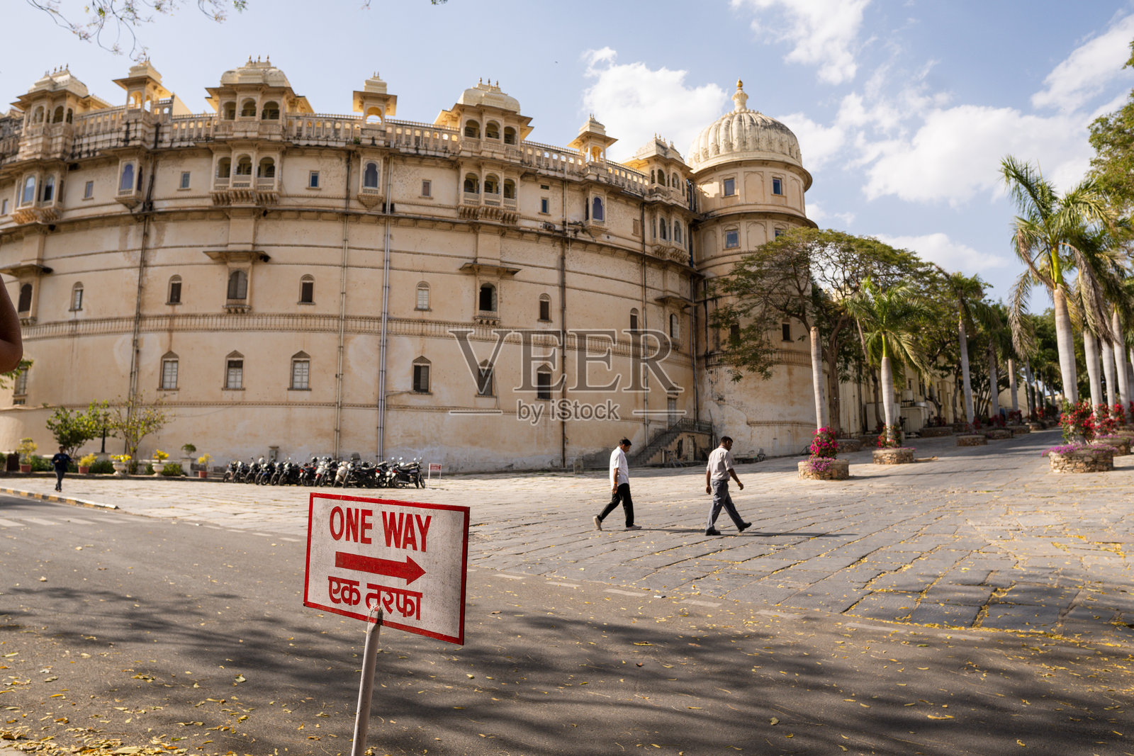 印度乌代布尔城市堡垒内院的拉贾斯坦建筑照片摄影图片