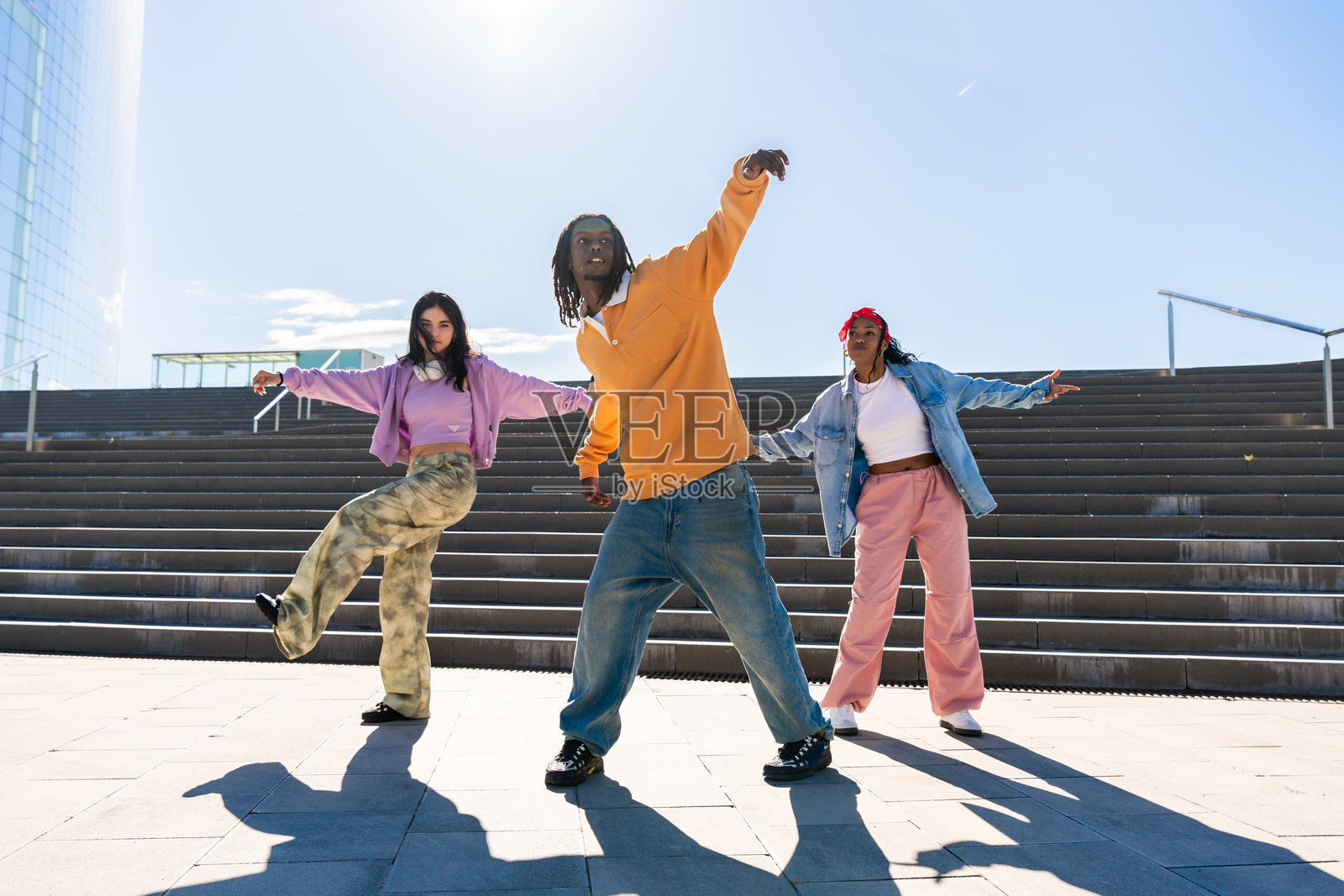 年轻的多民族嘻哈舞者在跳舞照片摄影图片