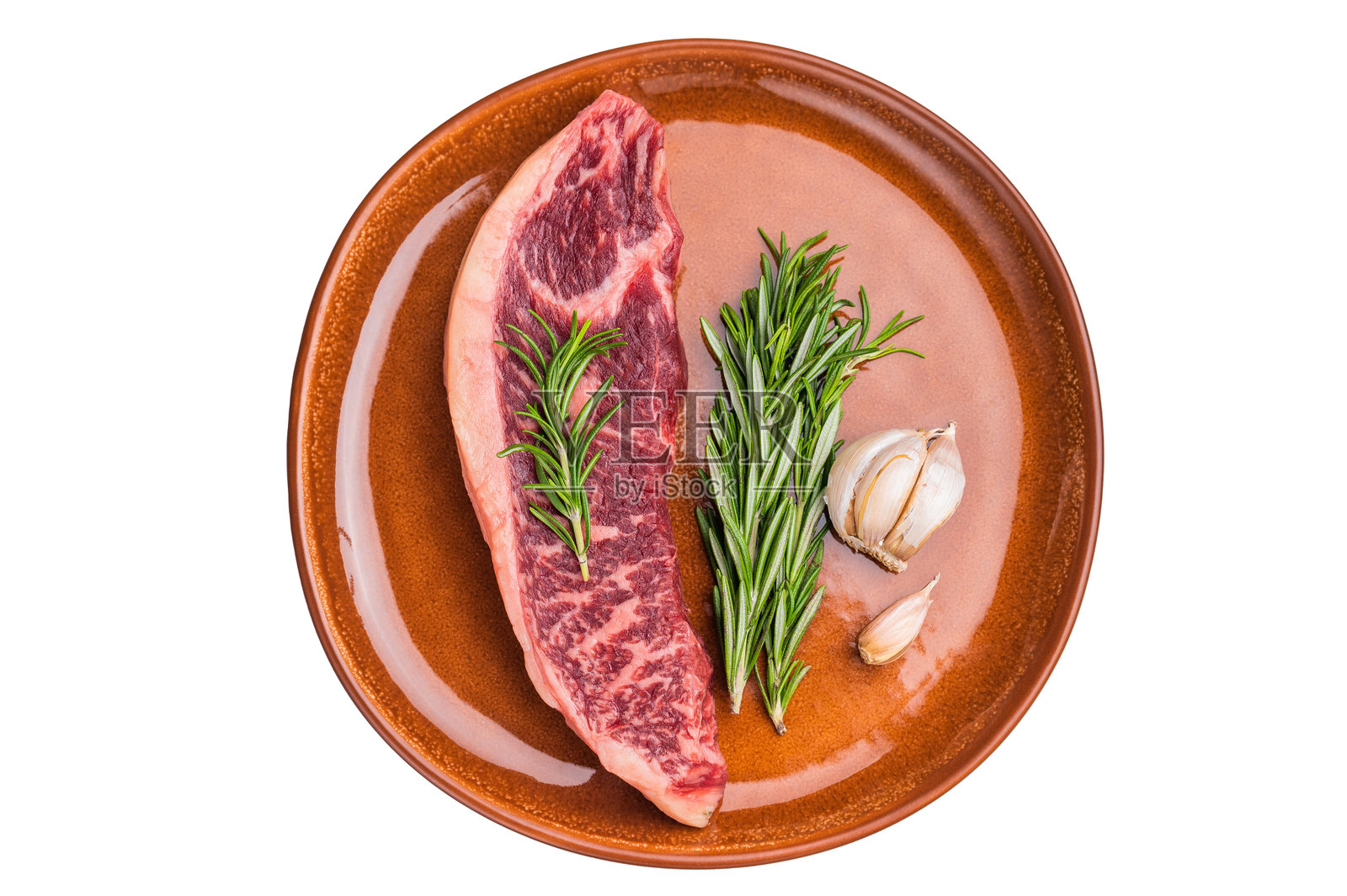 生牛肉西冷牛排，色泽鲜艳，纹理分明。背景为白色，俯视图。照片摄影图片