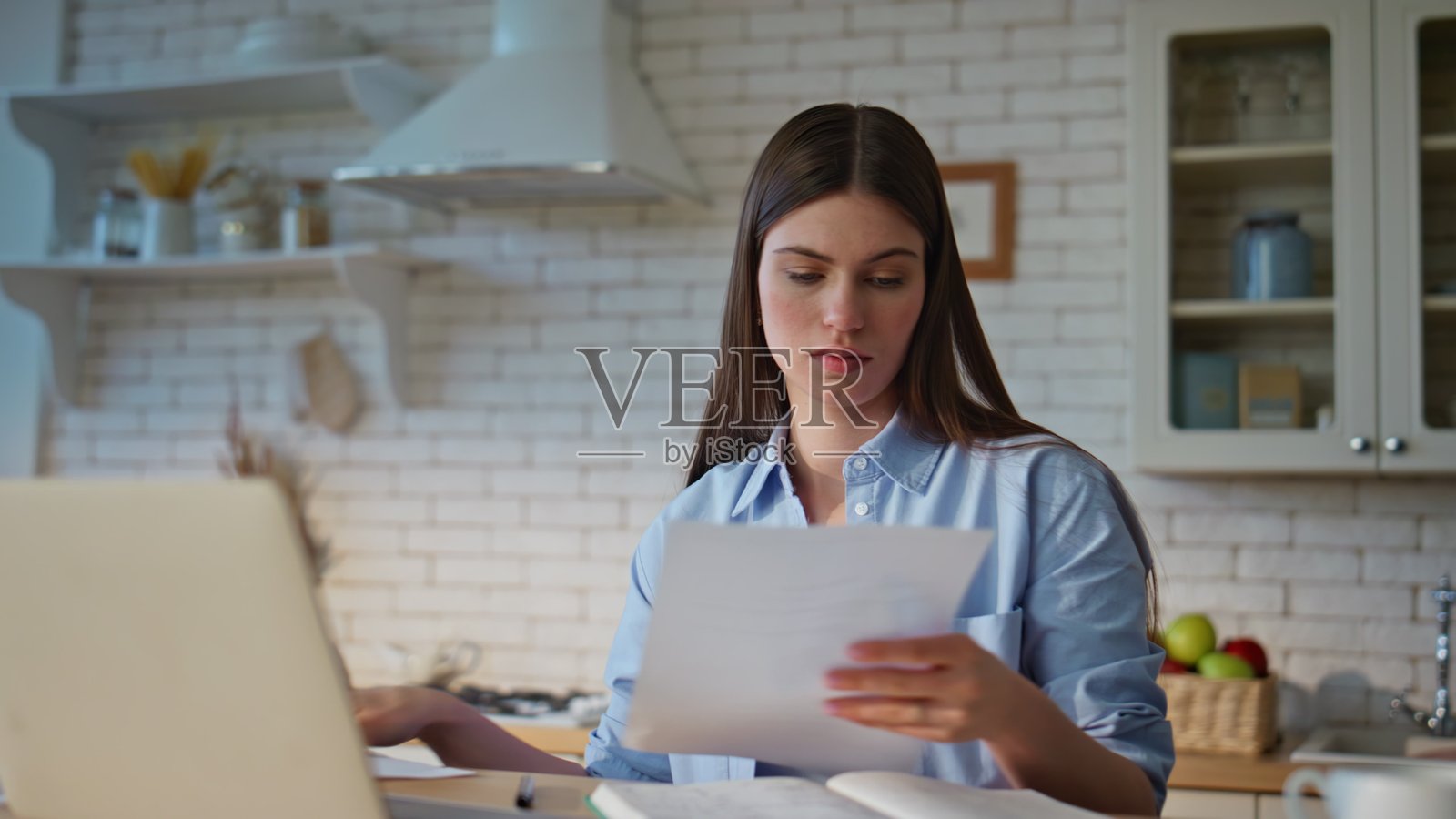 女性会计师在近距离审查文件，管理纸质材料和笔记本电脑照片摄影图片