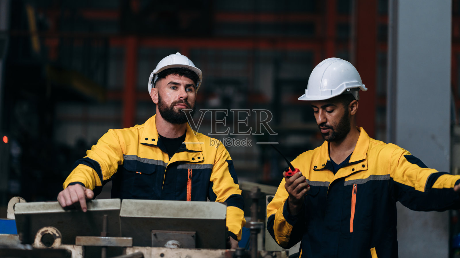 工人在检查工厂机器，技术员正在处理金属板，工头在检查材料或设备。照片摄影图片