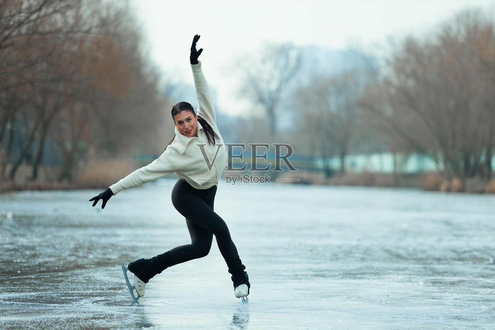 冬季湖面上的女花样滑冰运动员。照片摄影图片