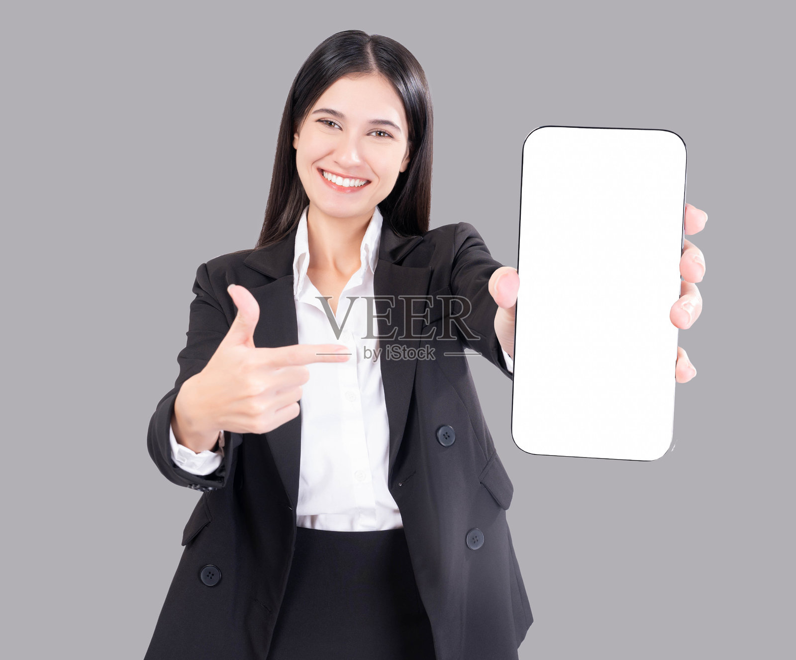 微笑的女商人展示一部空白屏幕的智能手机照片摄影图片