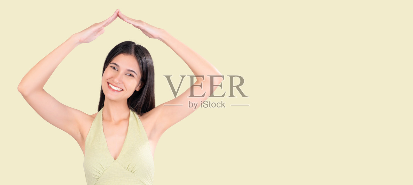 开心的女性双手做屋顶形状摆姿势照片摄影图片