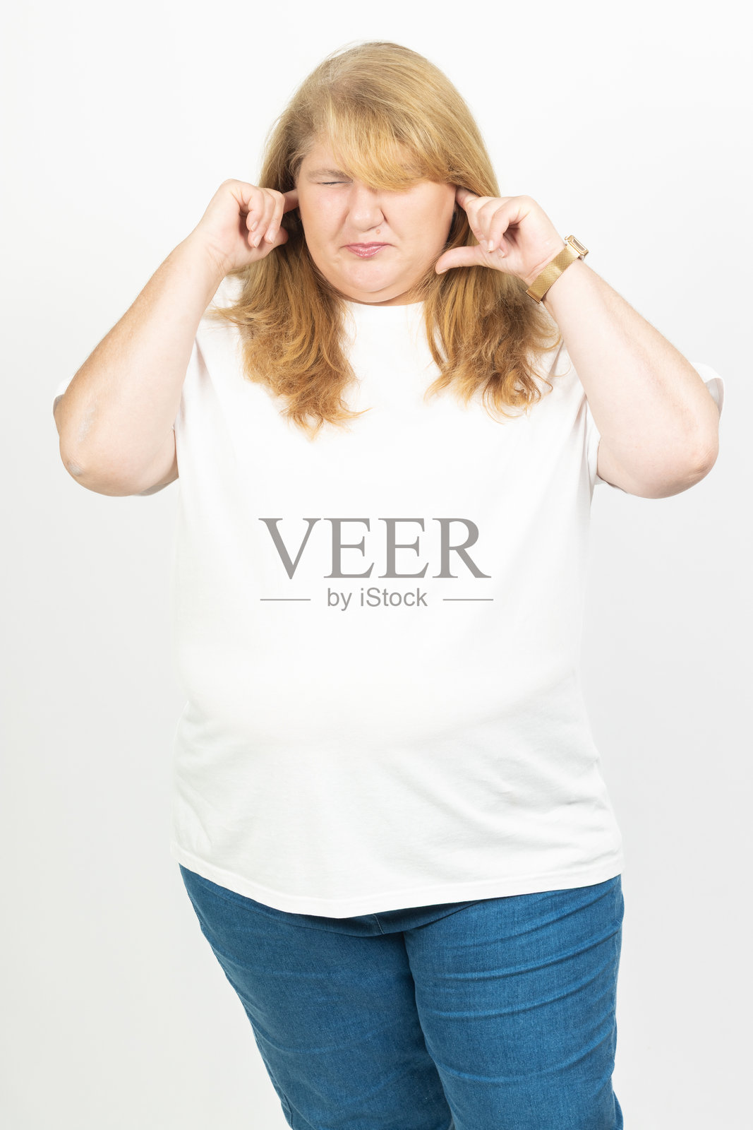 沮丧的女人闭着眼睛捂住耳朵照片摄影图片