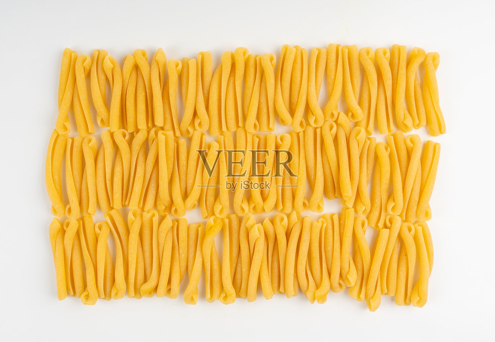 干燥的传统卡萨雷切意大利面，生卡萨雷切，小麦面条，意大利菜肴原料照片摄影图片