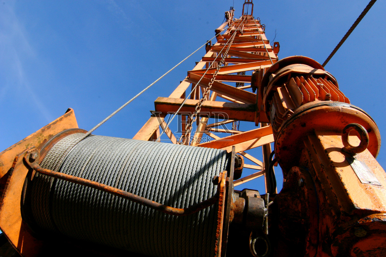 电缆绞盘向天空伸展照片摄影图片