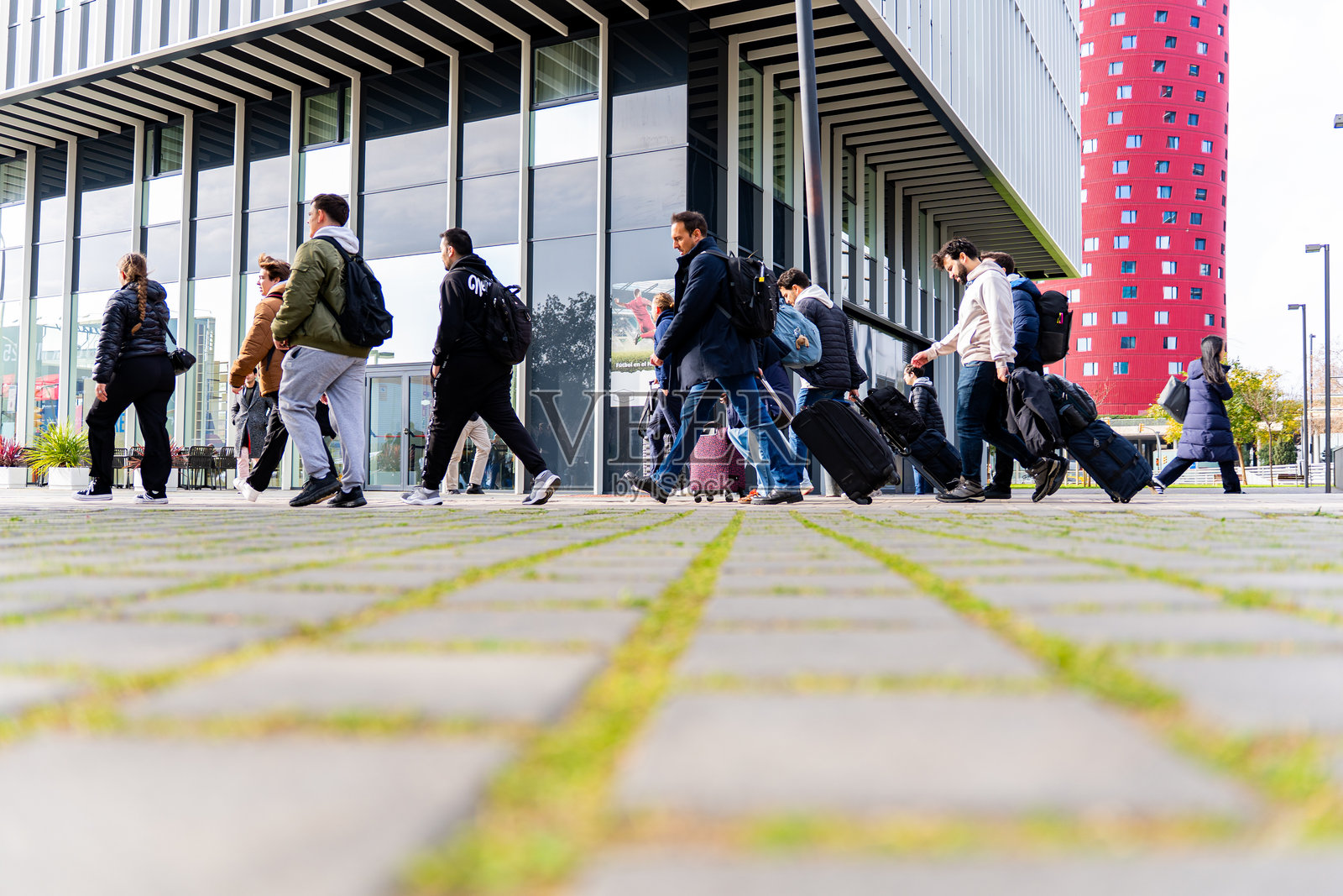 游客在巴塞罗那国际会议中心入口处提着行李照片摄影图片