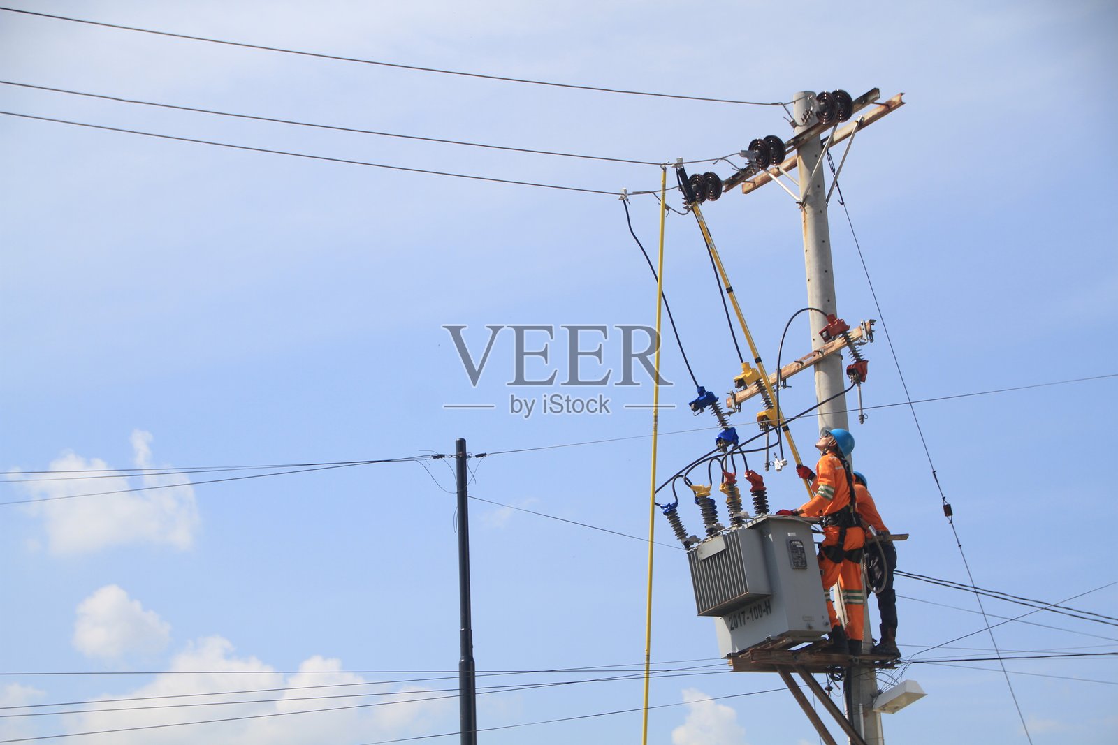 电工在塔上修理电缆照片摄影图片