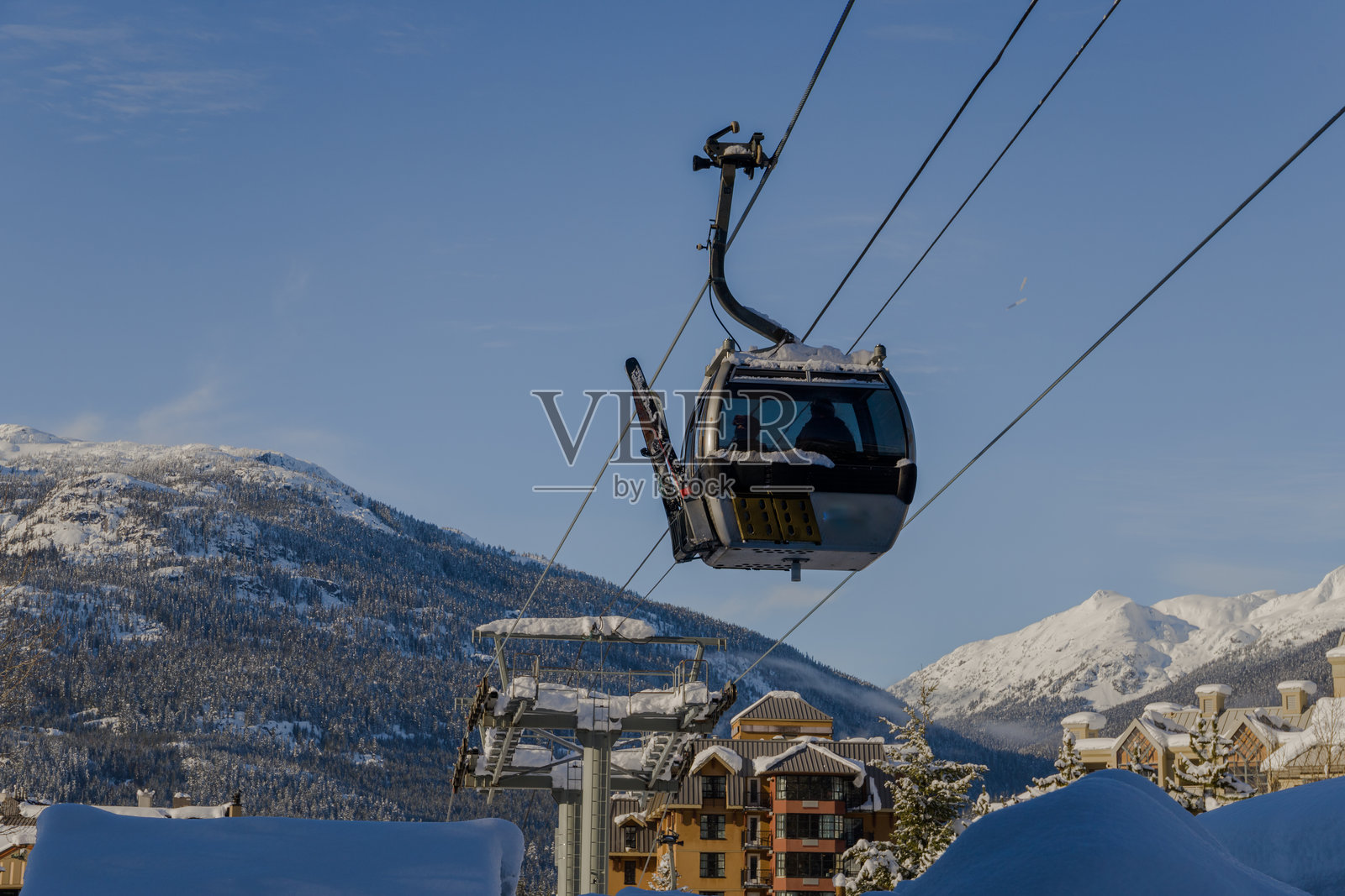 滑雪胜地的滑雪缆车与运动器材照片摄影图片