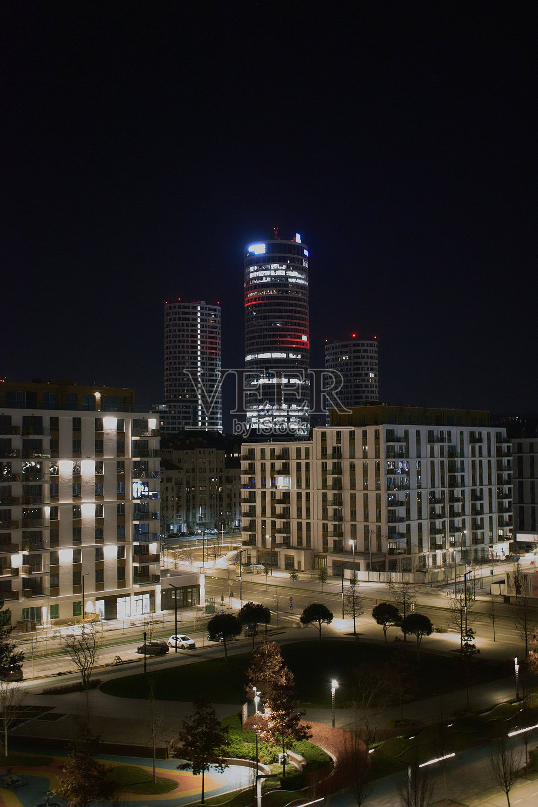 贝尔格莱德滨水区的现代城市夜景，灯光璀璨的建筑群照片摄影图片