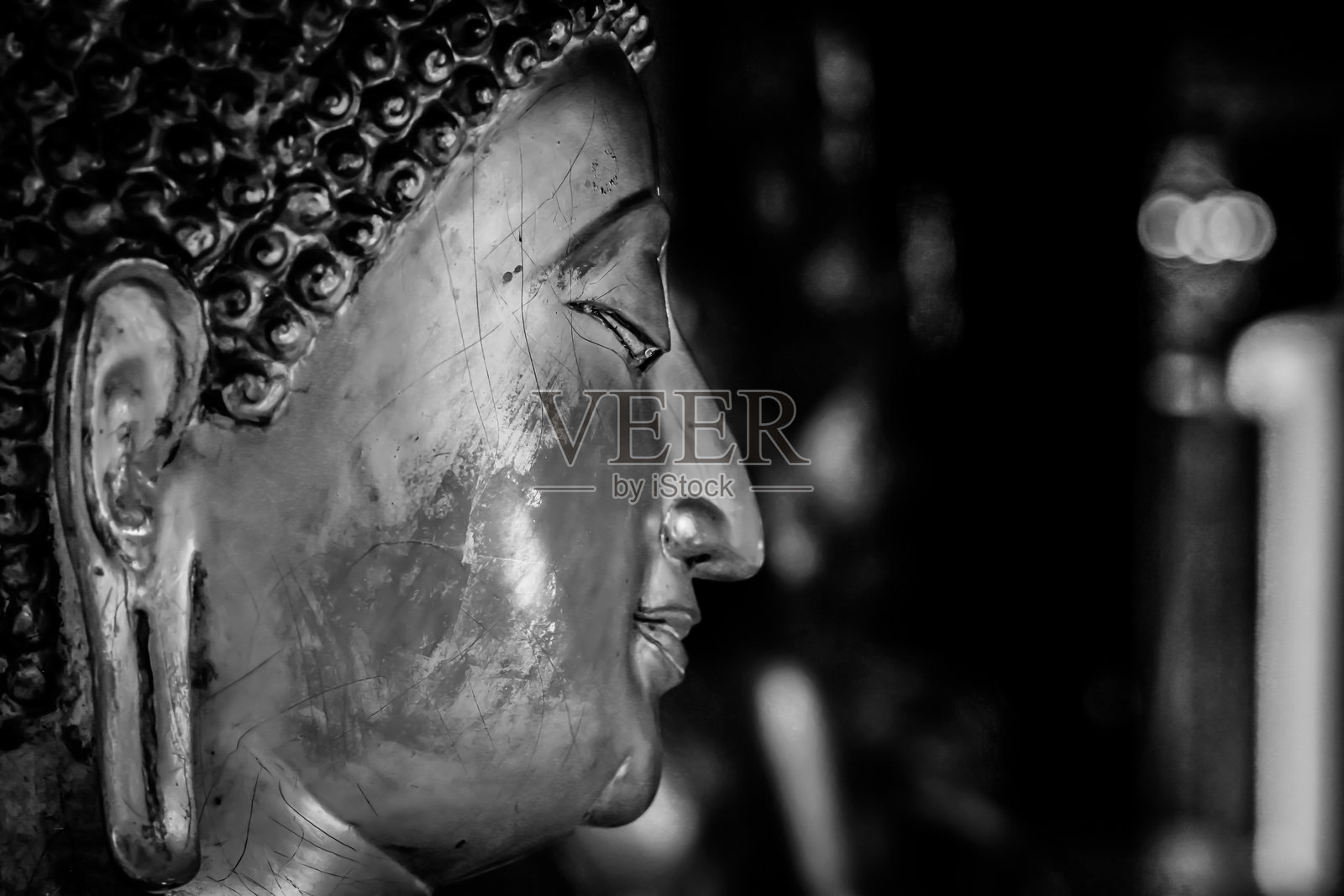 寺庙中佛像的一部分，黑白色调照片摄影图片