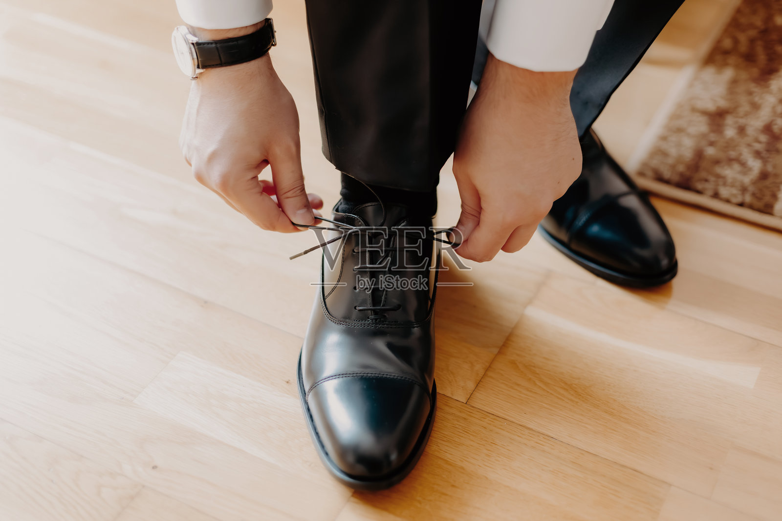 男人穿上优雅的皮鞋，象征着男士时尚与精致。照片摄影图片