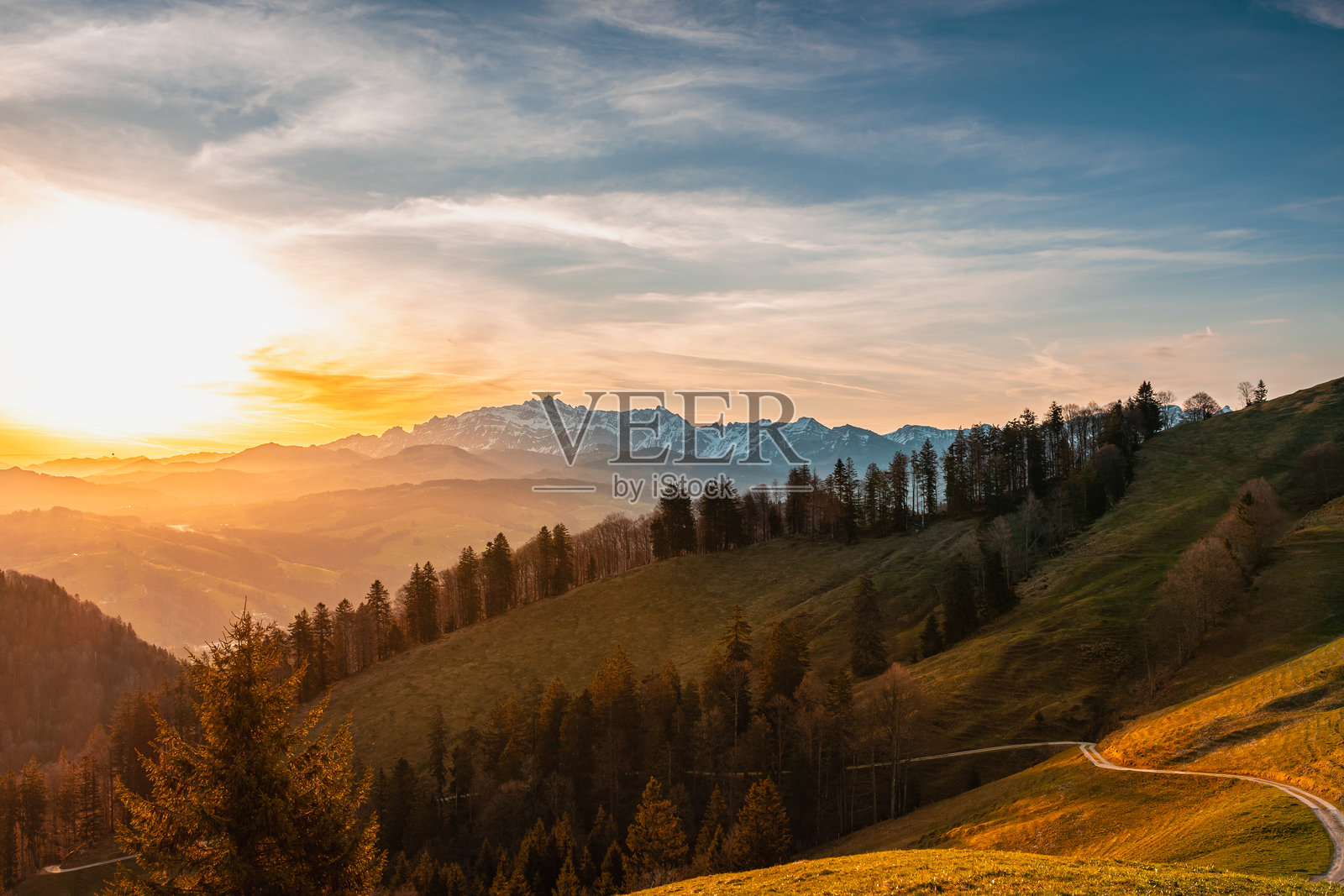 瑞士阿尔卑斯山日出时的全景风光照片摄影图片