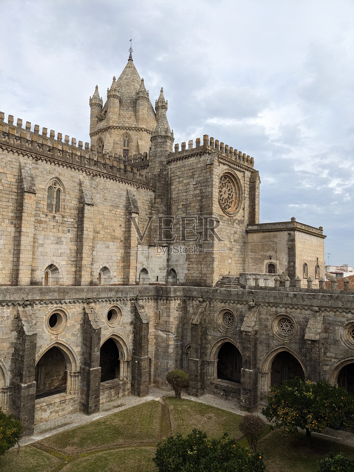 一座古老城堡建筑的鸟瞰图，塔楼上有尖顶，和照片摄影图片
