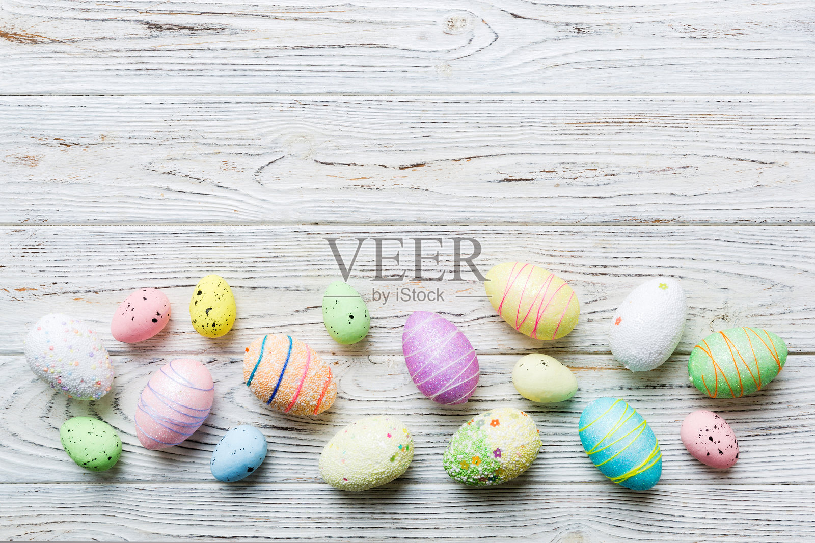 彩色背景上的装饰性复活节彩蛋。复活节彩蛋集合的俯视图，留有空白空间。照片摄影图片