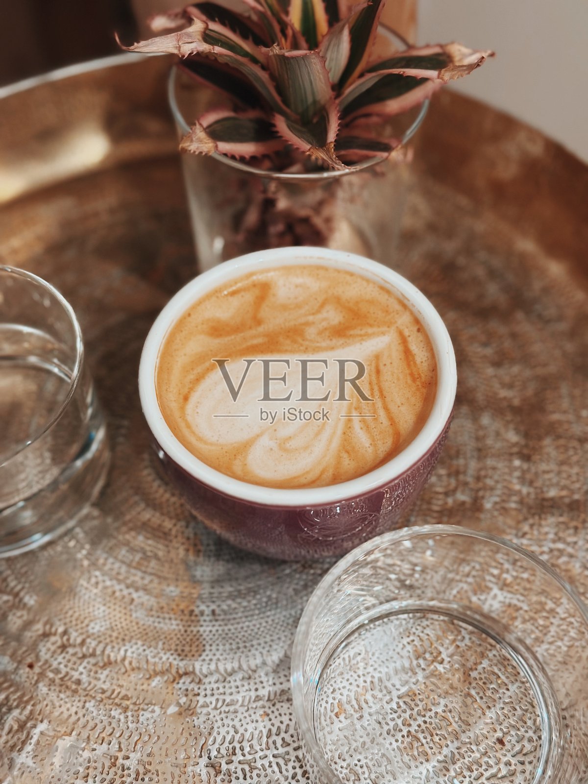 桌子上的卡布奇诺特写照片摄影图片