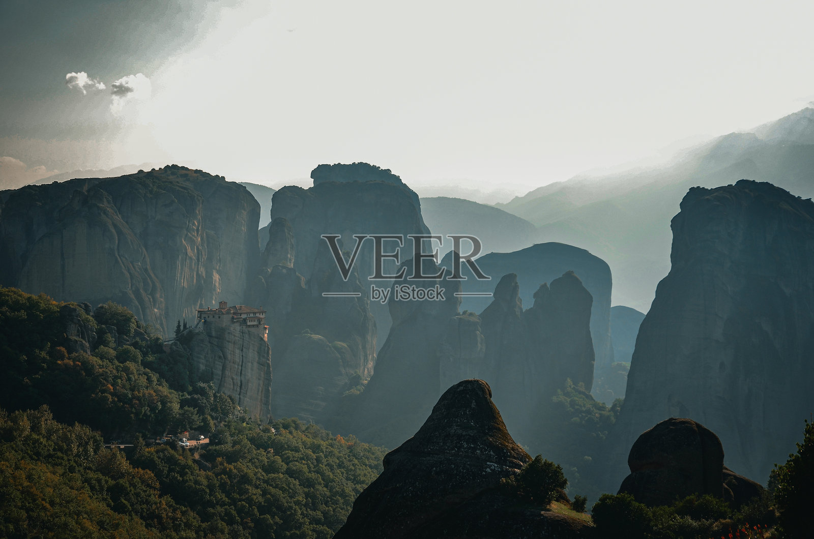 落基山脉的全景与天空相映成趣照片摄影图片