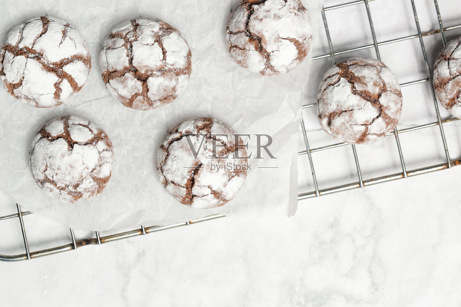 乡村风格的巧克力奶油饼干，撒上糖粉照片摄影图片