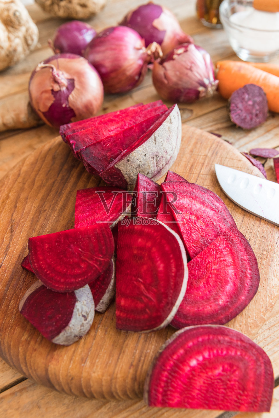 自然发酵的红甜菜根准备中照片摄影图片