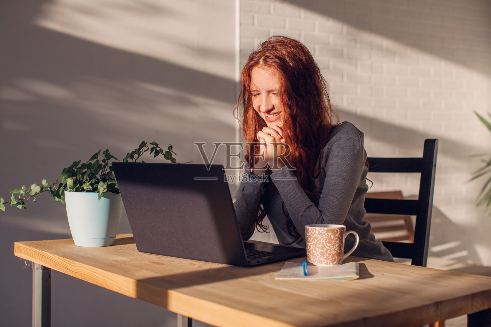 年轻女性在家用笔记本电脑在线学习照片摄影图片