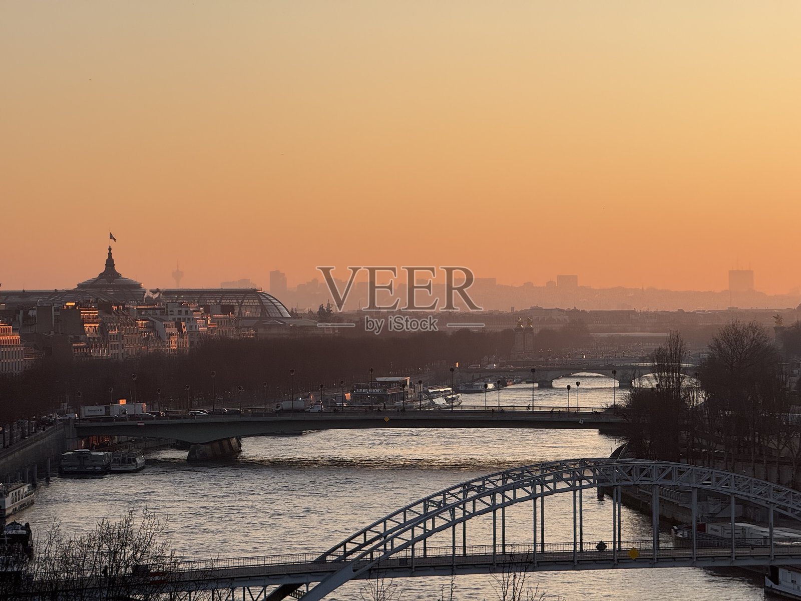 塞纳河和大宫的日出照片摄影图片