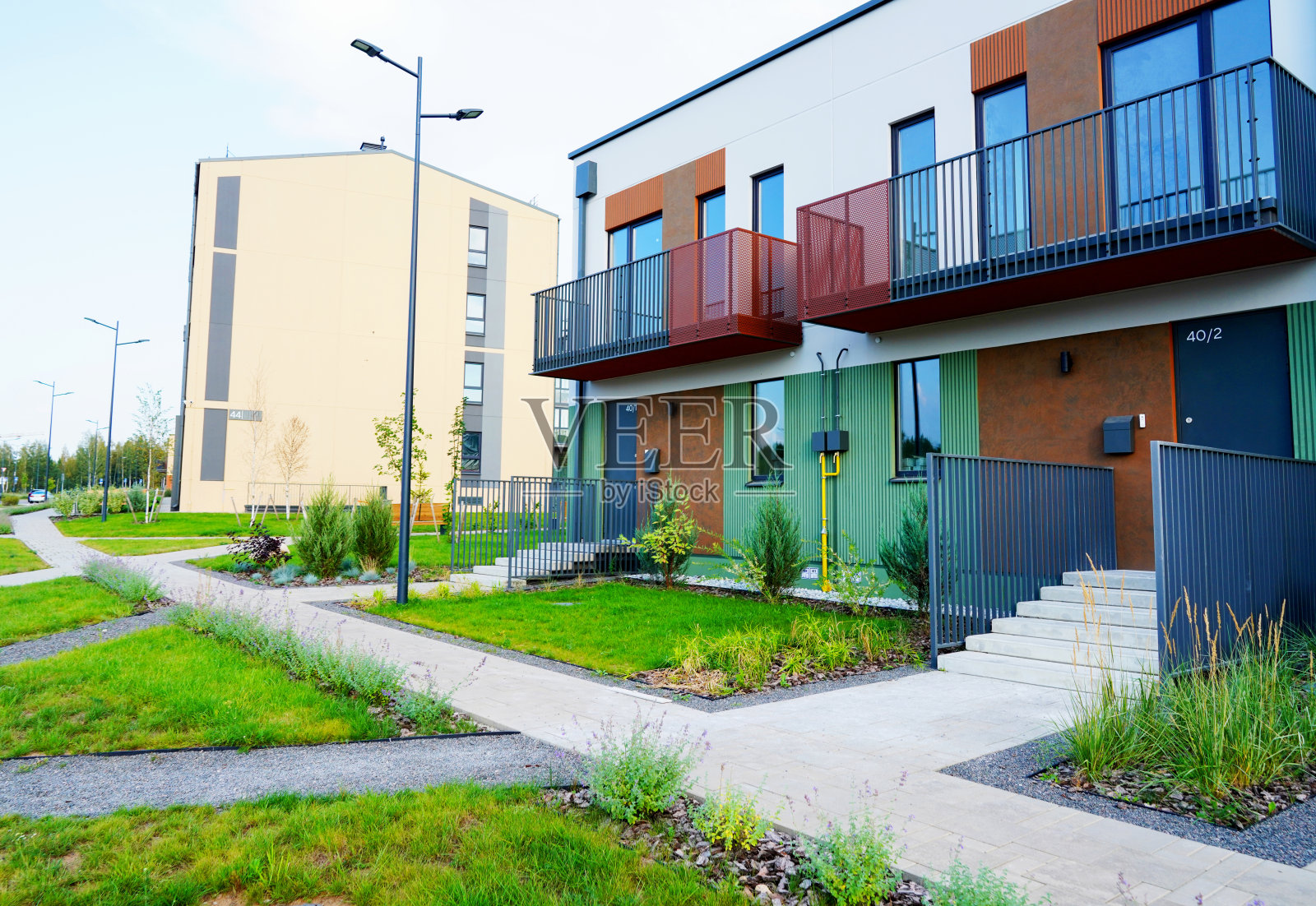 现代住宅区的联排别墅。新公寓楼配有绿色户外设施，位于可持续发展的环境中。照片摄影图片